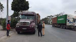 VIDEO: Kim Thành tập trung xử lý xe container không có giấy phép đi vào quốc lộ 17B